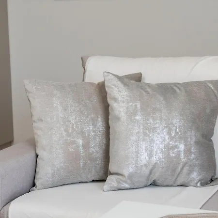 White Elegance With Ac & Free Garage By Renters *