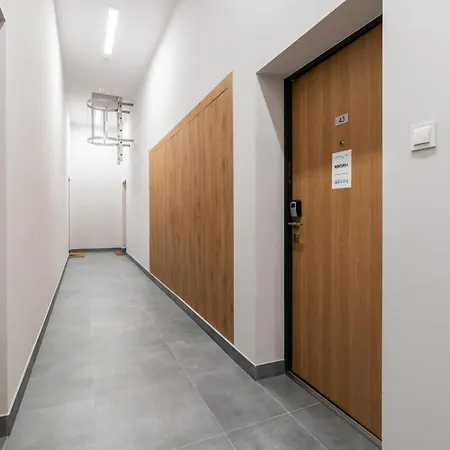 White Elegance With Ac & Free Garage By Renters Apartment