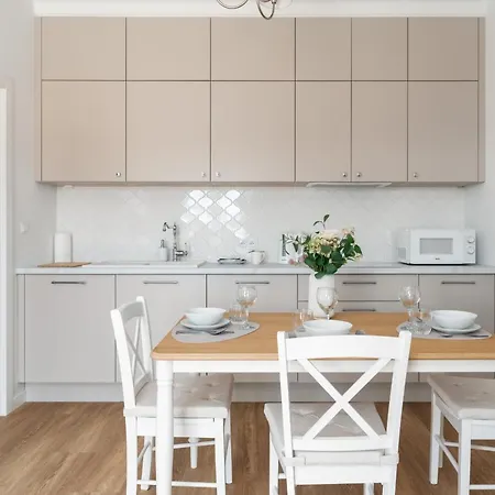White Elegance With Ac & Free Garage By Renters *