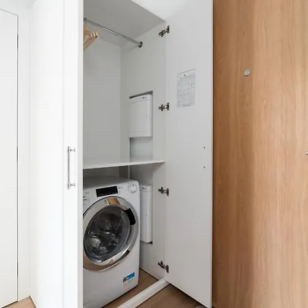 White Elegance With Ac & Free Garage By Renters Apartment