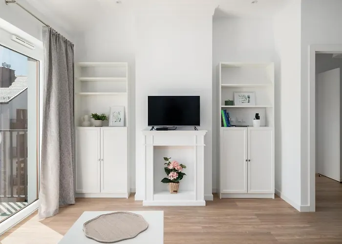 White Elegance With Ac & Free Garage By Renters