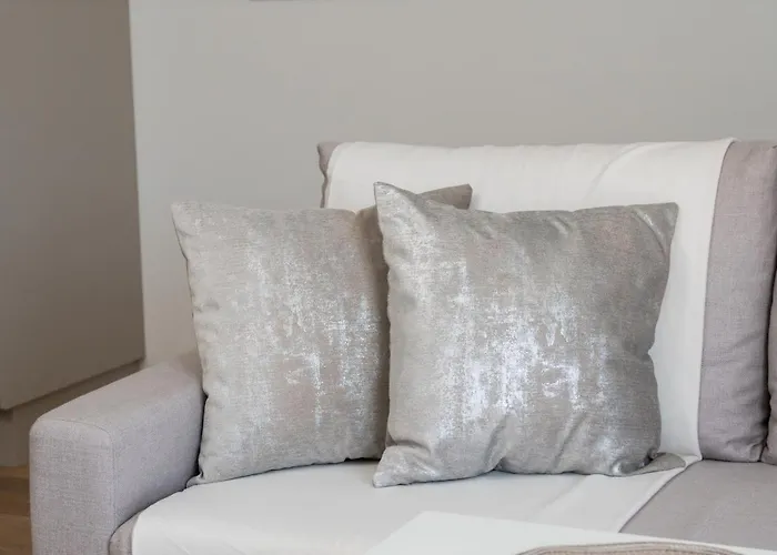 White Elegance With Ac & Free Garage By Renters *